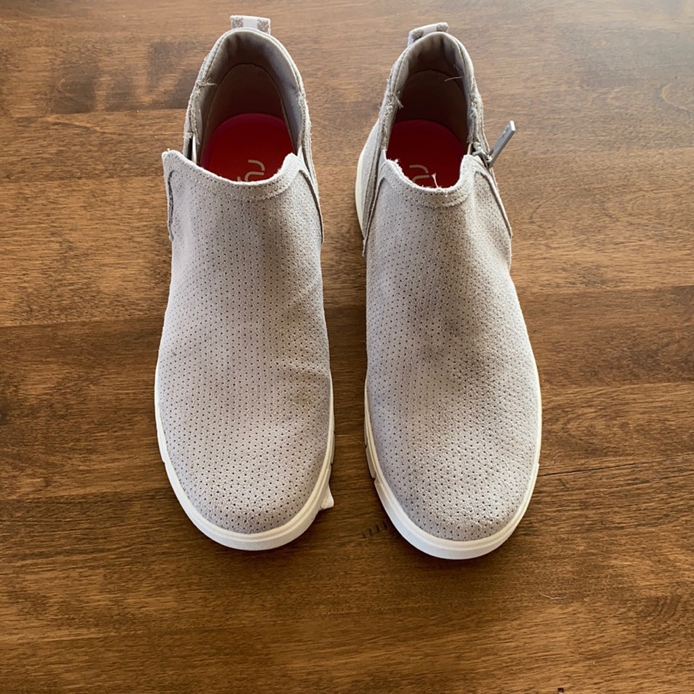 Casual shoes